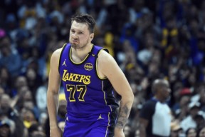 东契奇连续十场比赛得分超过挺进下一轮，湖人挑战极限！的简单介绍