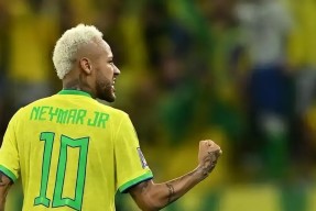 内马尔在曼联比赛中最后时刻胜出，重返赛场引发热议！引发球迷热议的简单介绍